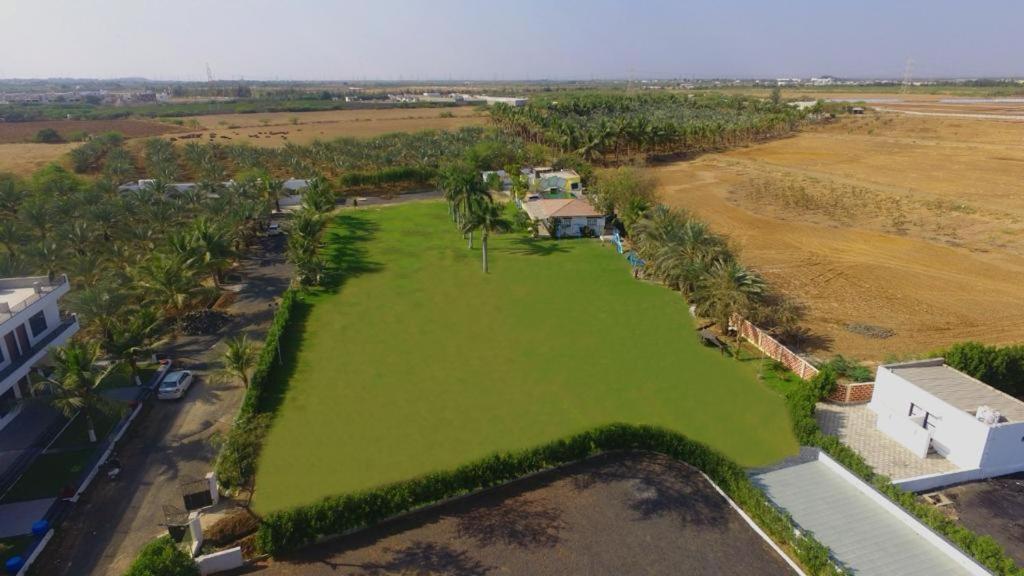 Srk Farm And Resort Anjār Exteriör bild